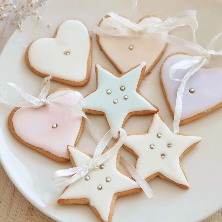 Imagine an array of festive heart and star Mignonneries Coeurs et Étoiles Rubans cookies, dusted with icing and ready to be enjoyed.